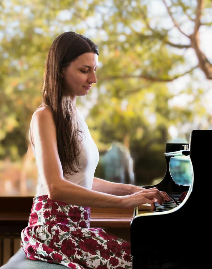 Mojca Pregeljc at the piano